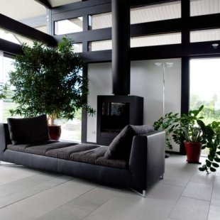 Minimalistyczny dom w stylu japońskim. Czarne belki stropowe - orginalny akcent w wykończeniu wnętrz.