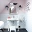 Klasyczna łazienka w kolorze chłodnego różu i bieli z czarną podłogą.