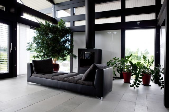 Minimalistyczny dom w stylu japońskim. Czarne belki stropowe - orginalny akcent w wykończeniu wnętrz.