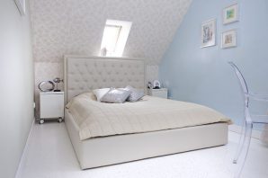 Niebieska sypialnia w stylu skandynawskim z toaletką